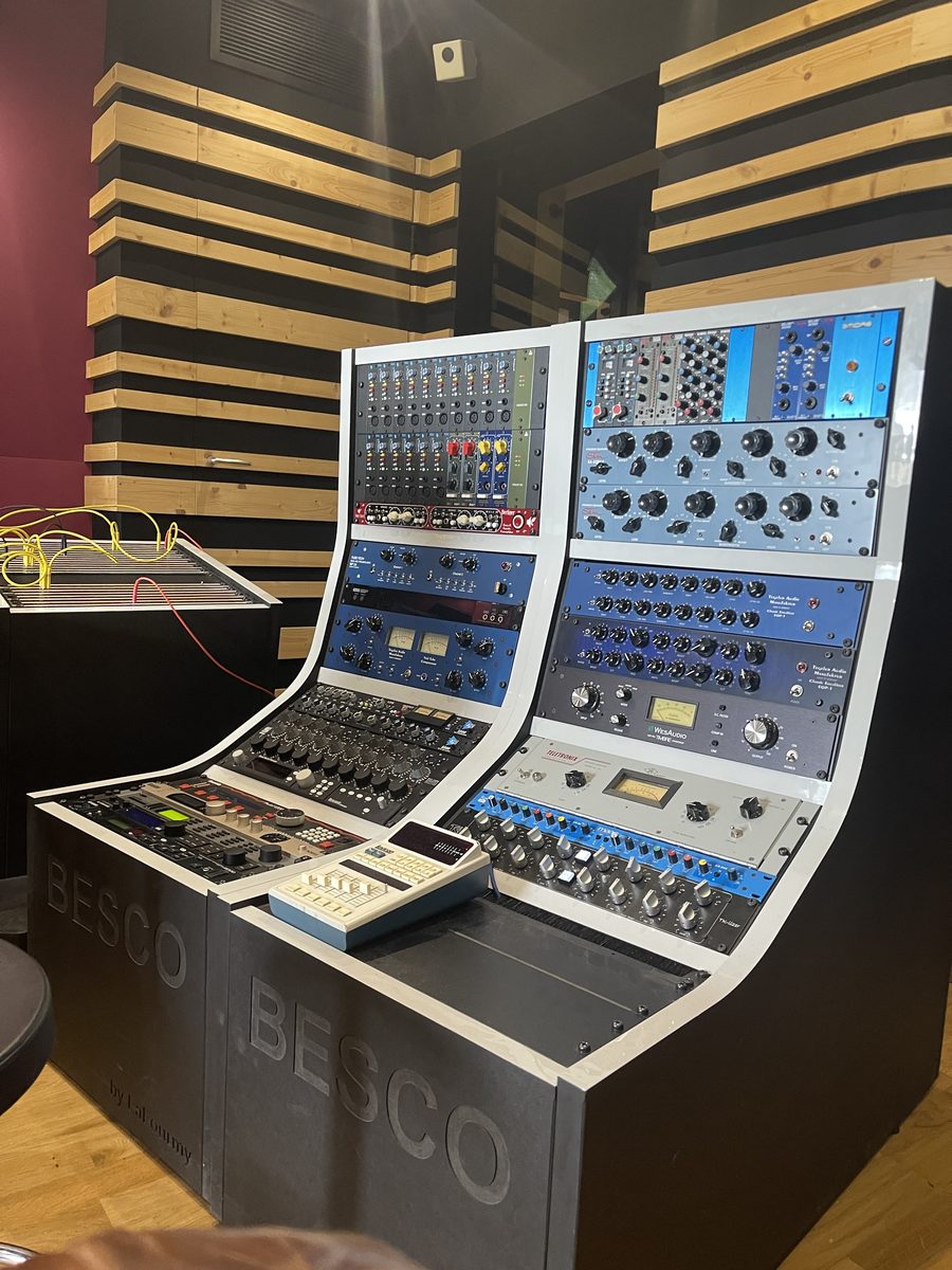 Matériel audio analogique haut de gamme — rack de traitement Dolmaine Productions